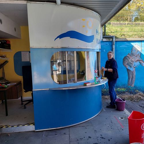 Carola beim Putzen des Kassenhäuschens