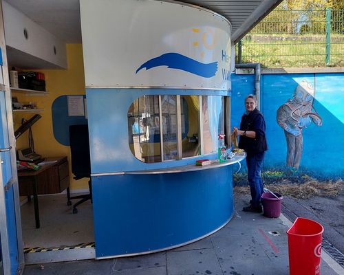 Carola beim Putzen des Kassenhäuschens