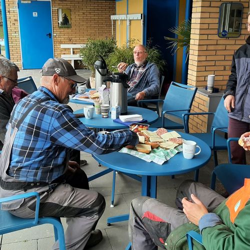  Frühstück nach der Rollrasenverlegung