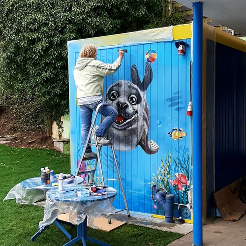 Die Künstlerin bei der Arbeit