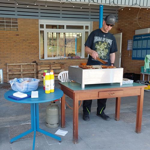 Torsten grillt für die fleißigen Helfer