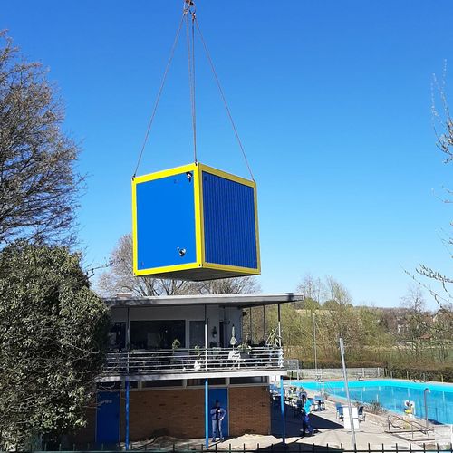 Der Container schwebt ein