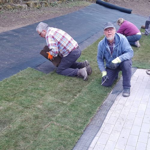 Kalle mit der Schere am Rasen?