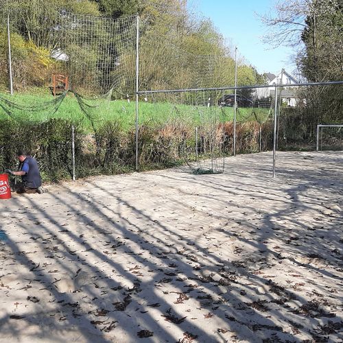 Pflege des Volleyballfeldes